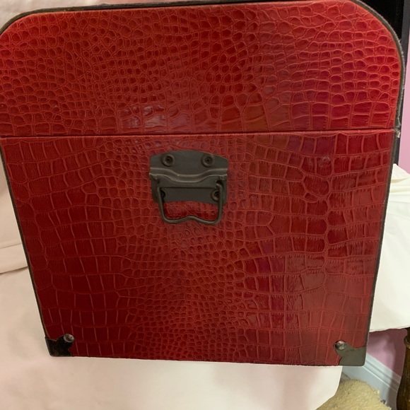 Red Hinged Chest that snaps closed - Picture 8 of 8